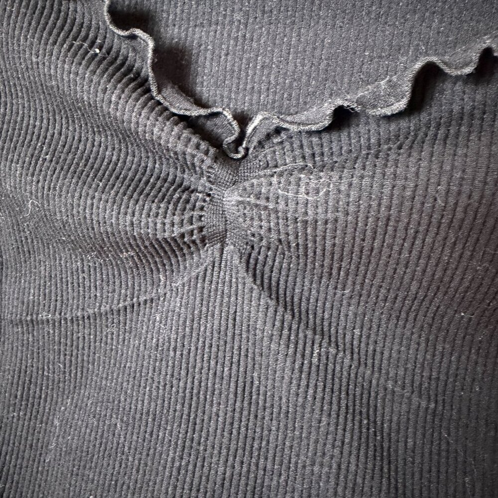 Urban Outfitters BDG Lettuce Edged Ribbed Crop Top Long Sleeve Size Small - Picture 3 of 8